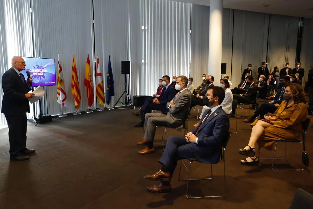 El consejero delegado de la GSMA, John Hoffmann, en la conferencia inaugural del MWCcon el rey Felipe VI; el presidente del Gobierno, Pedro S&aacute;nchez; el presidente de la Generalitat, Pere Aragon&egrave;s; la alcaldesa de Barcelona, Ada Colau, y otras autoridades.