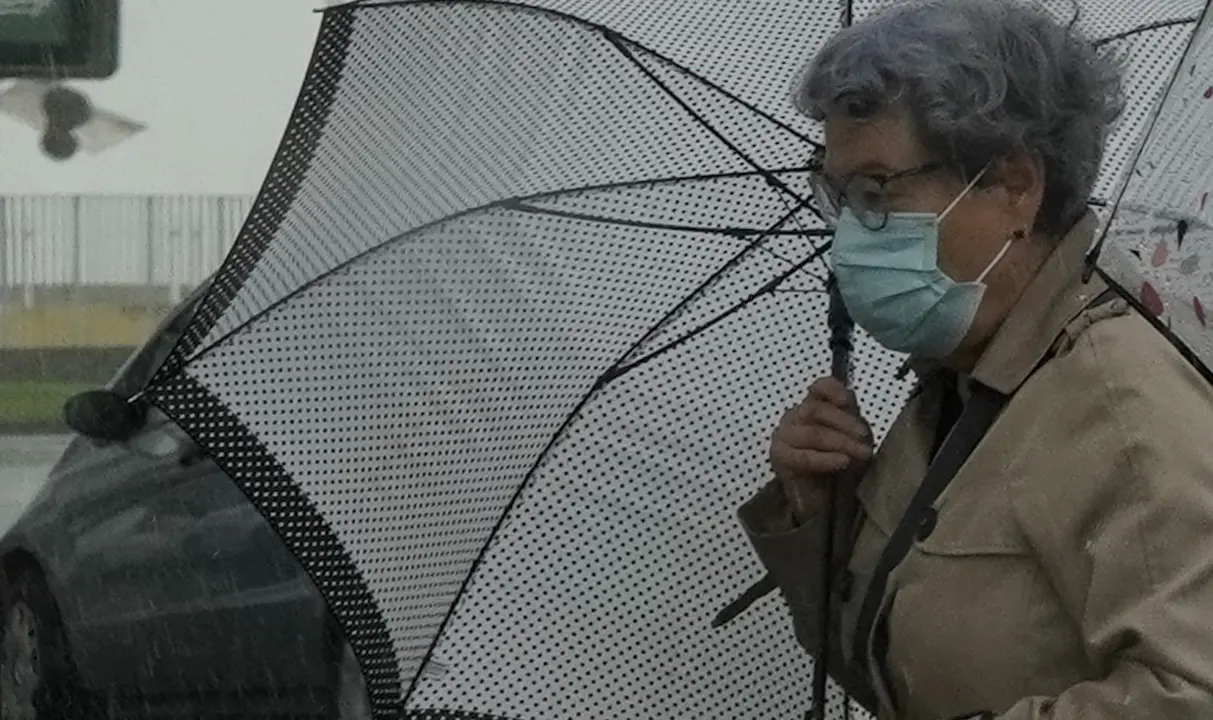Una mujer bajo la lluvia de Santander. / Hardy