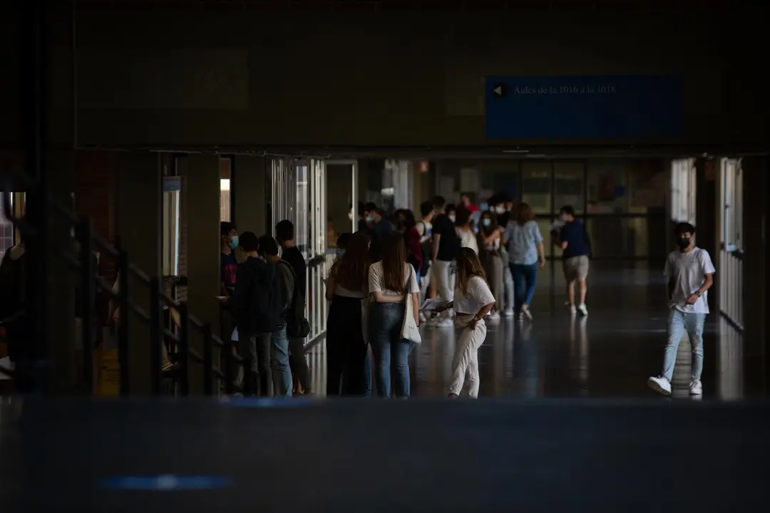 Un grupo de estudiantes a su llegada a la Facultad de Econom&iacute;a y Empresa el d&iacute;a del comienzo de los ex&aacute;menes de selectividad 2021, a 8 de junio de 2021, en Barcelona, Catalu&ntilde;a, (Espa&ntilde;a)