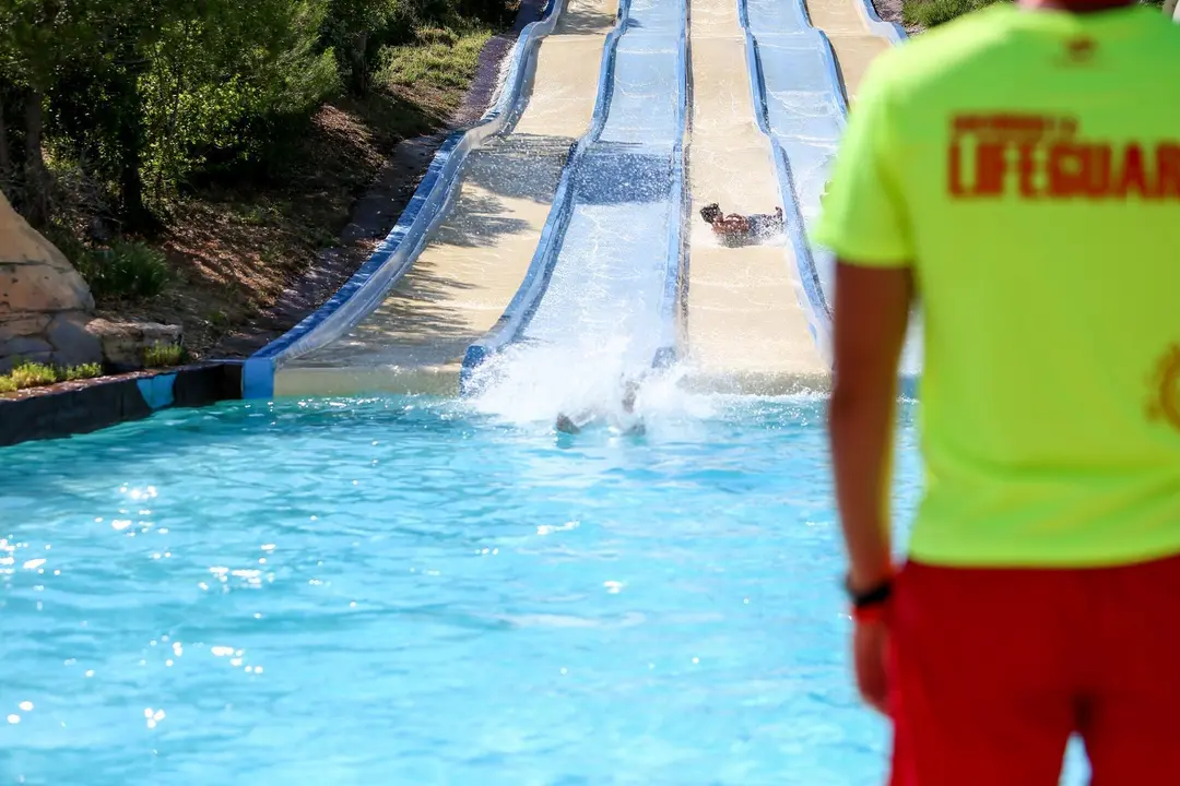 Un socorrista al final de un tobog&aacute;n, en el parque acu&aacute;tico Aquopolis, a 27 de junio de 2021, en Villanueva de la Ca&ntilde;ada, Madrid, (Espa&ntilde;a). El parque acu&aacute;tico, que abri&oacute; sus puertas ayer, cuenta con un 50% de aforo y mantiene las medidas de seguridad e hi