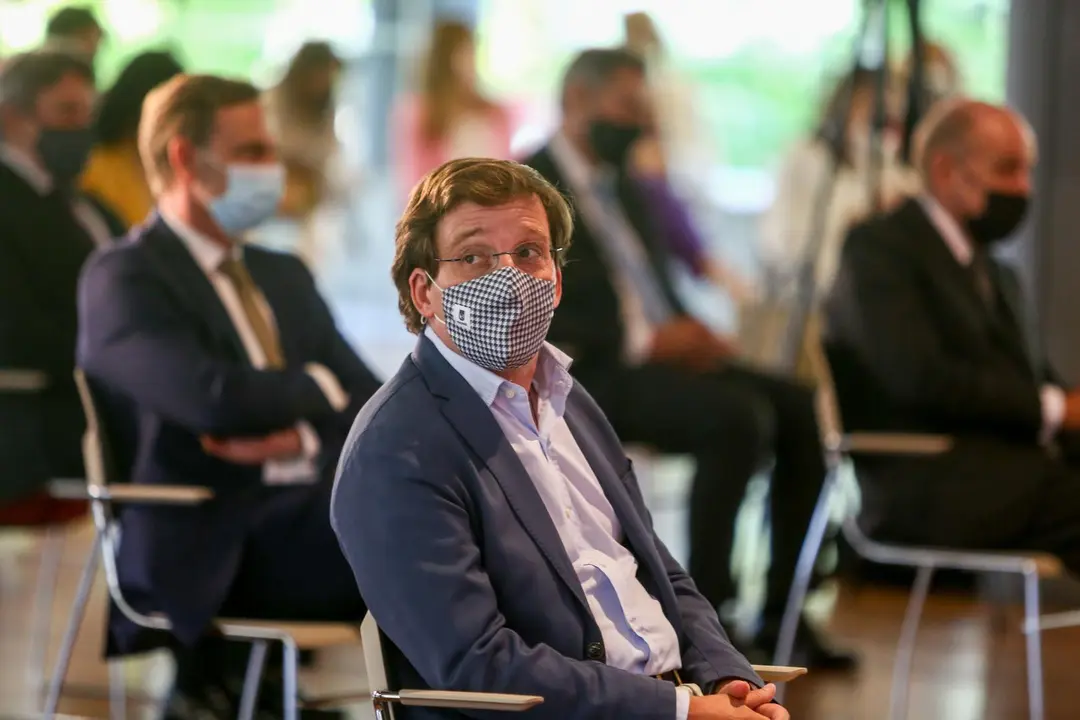 El alcalde de Madrid, Jos&eacute; Luis Mart&iacute;nez- Almeida, durante la ceremonia de nombramiento de los embajadores de la igualdad de la organizaci&oacute;n por Women in a Legal World, en el  Pabell&oacute;n de los Jardines de Cecilio Rodr&iacute;guez del Parque de El Retiro, a 23 de 