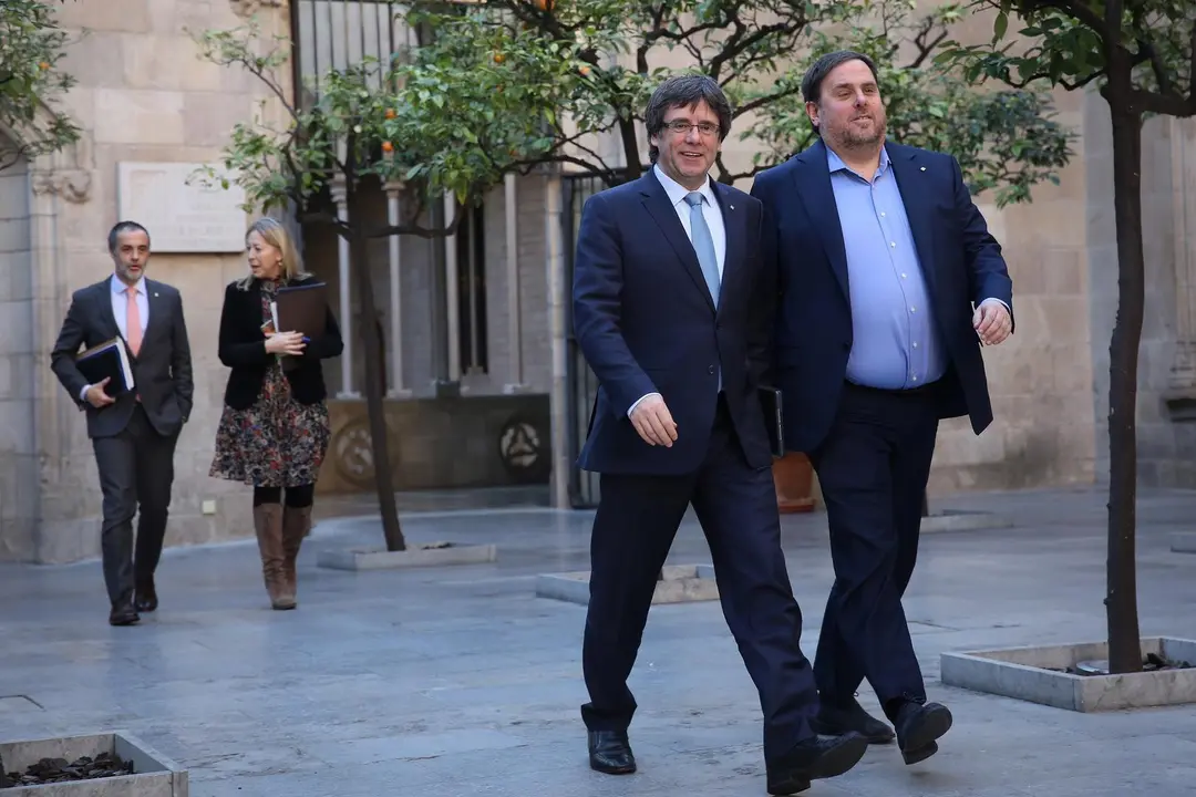 Archivo - El expresidente de la Generalitat Carles Puigdemont y el exvicepresidente Carles Puigdemont en una reuni&oacute;n del Govern en 2017. ARCHIVO.