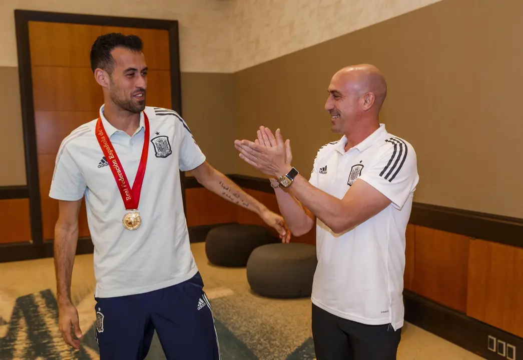 El presidente de la RFEF, Luis Rubiales, entrega al capit&aacute;n de la selecci&oacute;n espa&ntilde;ola de f&uacute;tbol, Sergio Busquets, una medalla por sus 100 partidos con 'la Roja'.