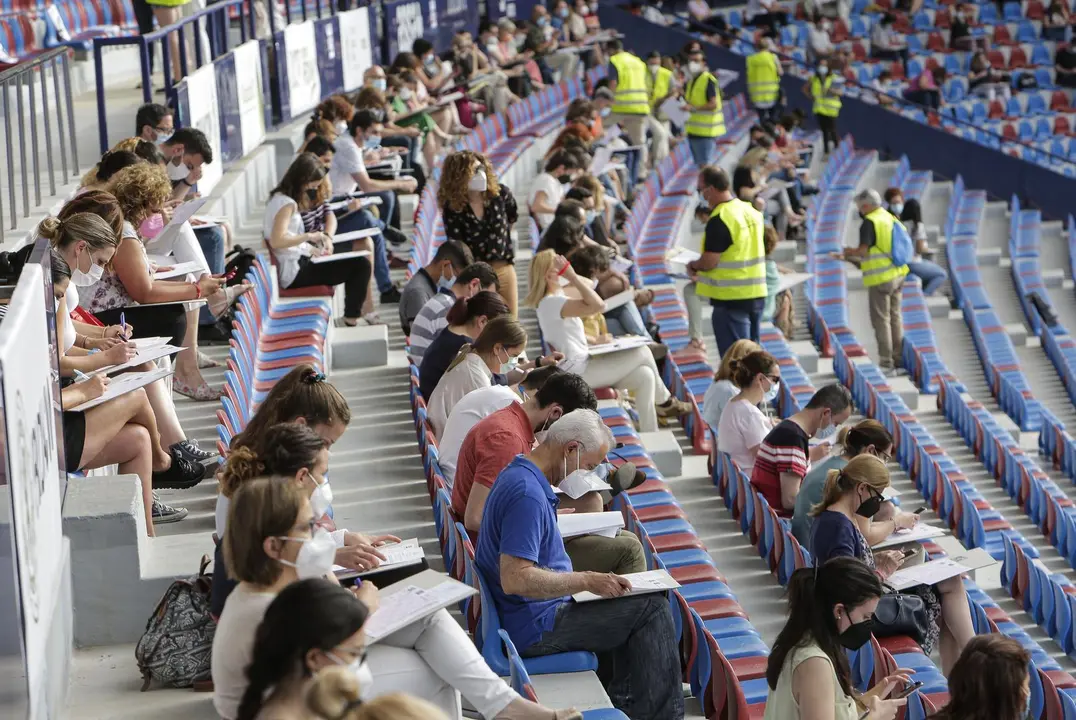 Cerca de 3.000 personas toman las gradas del estadio del Levante UD en la oposici&oacute;n de administrativos de la Diputaci&oacute;n