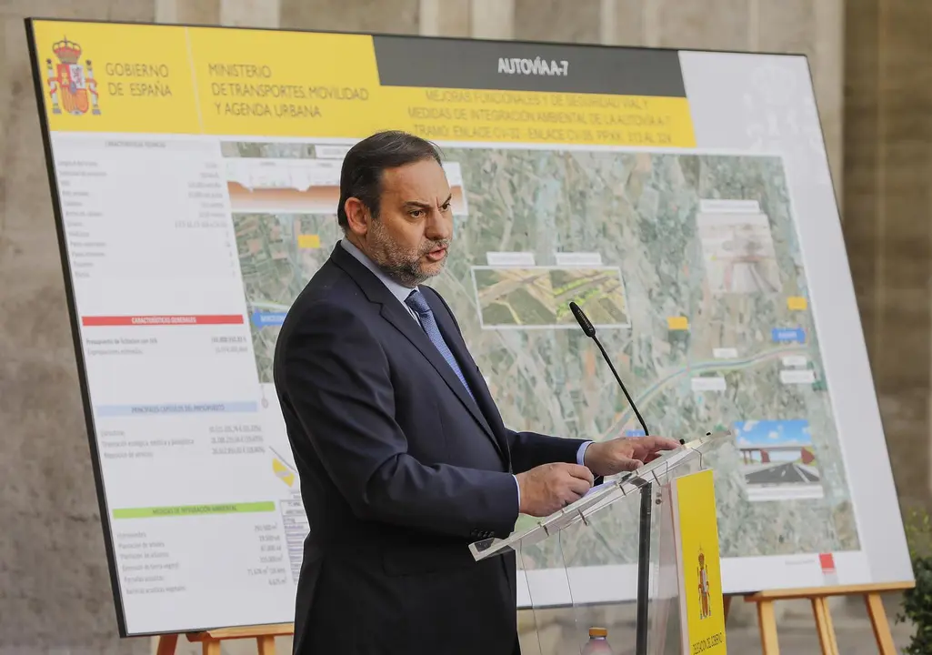 ROBER SOLSONA...20210628...VALENCIA....EL MINISTRO DE TRANSPORTES, JOS&Eacute; LUIS &Aacute;BALOS, PRESENTA EL PROYECTO DE MEJORA FUNCIONAL Y DE LA SEGURIDAD VIAL DE LA A-7, EN EL TRAMO:ENLACE CV-32-ENLACE CV-35, JUNTO A LA DELEGADA DEL BOBIERNO, GLORIA CALERO.