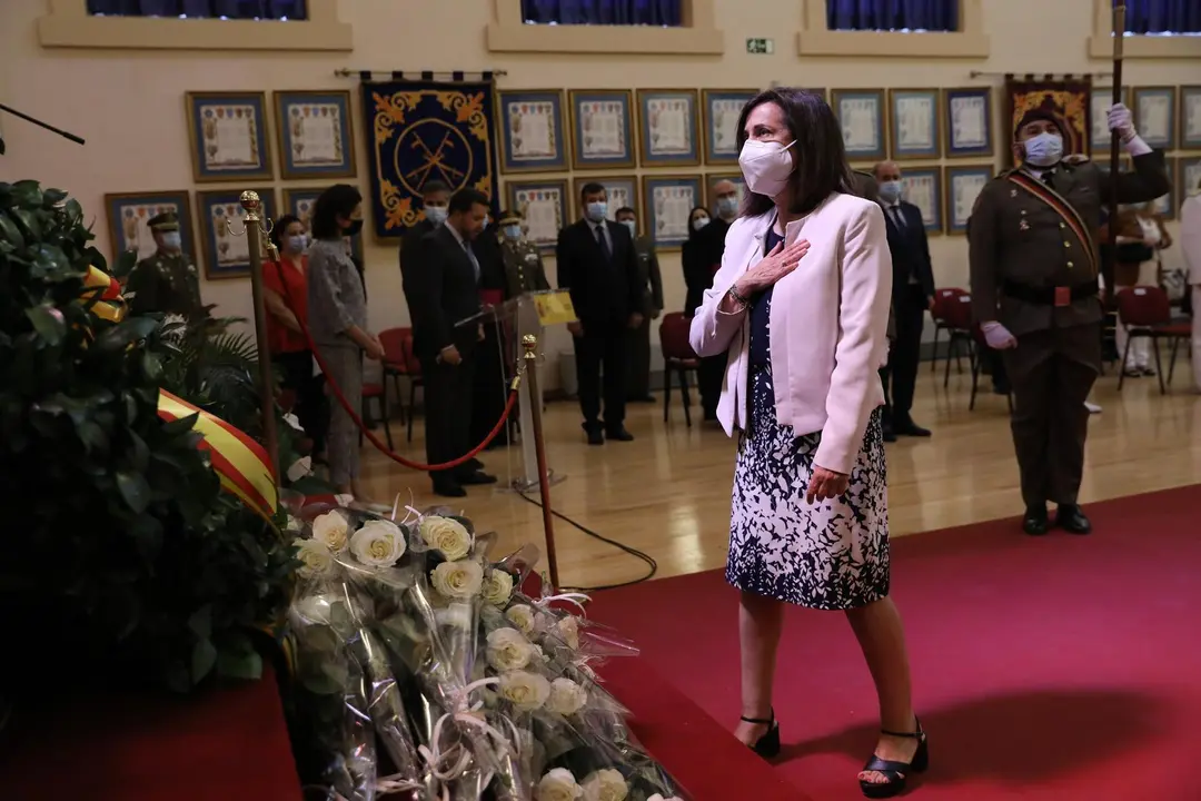 La ministra de Defensa, Margarita Robles, se acerca al altar durante un acto de homenaje a los militares y miembros de las Fuerzas y Cuerpos de Seguridad del Estado fallecidos en Afganist&aacute;n, a 28 de junio de 2021, en la Escuela de Guerra del Ej&eacute;rcito, en 