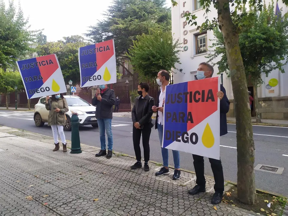 Archivo - Familiares y allegados de Diego Bello a las puertas del Valedor do Pobo antes de reunirse con la titular de la instituci&oacute;n, Mar&iacute;a Dolores Fern&aacute;ndez Gali&ntilde;o