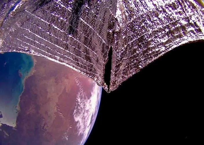 Vela de LightSail 2 con la Tierra de fondo