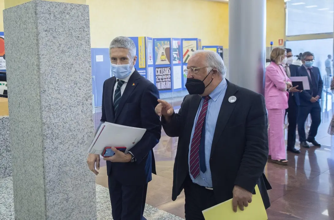 (I-D) El ministro del Interior, Fernando Grande-Marlaska, y el director general de Tr&aacute;fico, Pere Navarro, conversan a su llegada a la presentaci&oacute;n del dispositivo de tr&aacute;fico para este verano y la nueva campa&ntilde;a de concienciaci&oacute;n en medios de comunicaci&oacute;n d