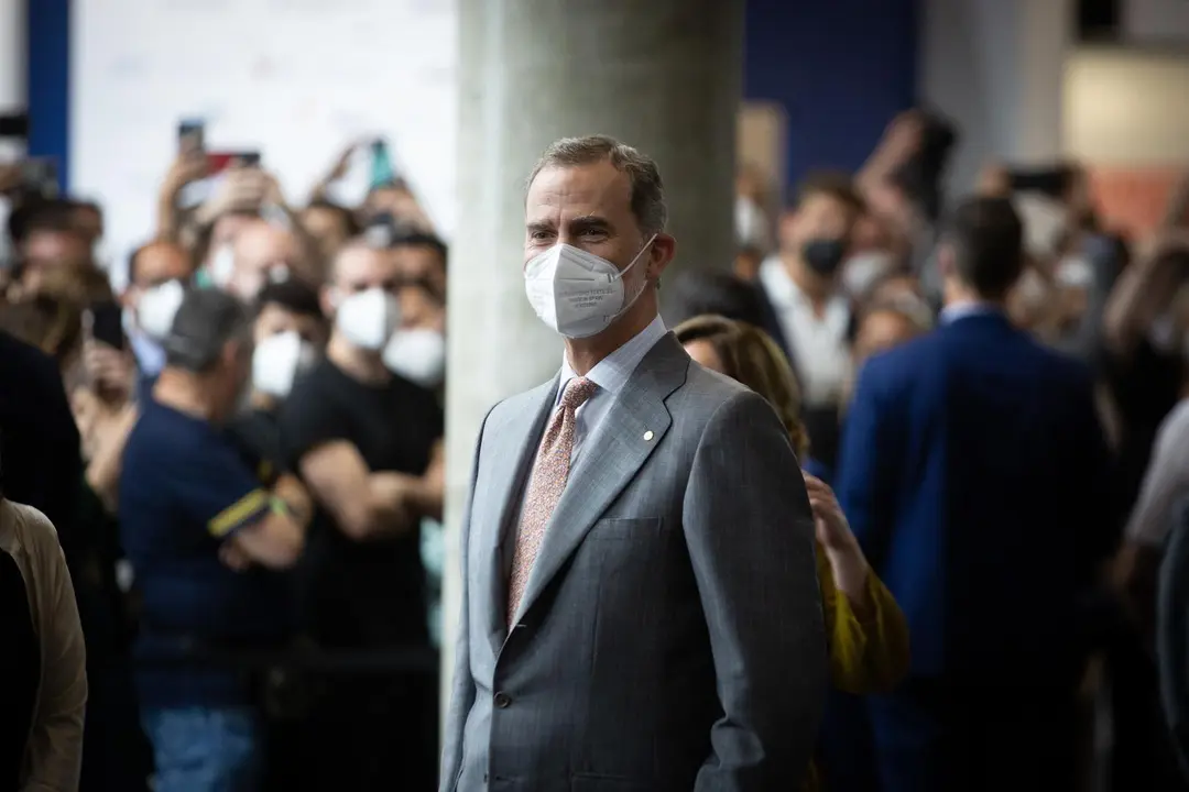 El Rey Felipe VI (c), visita el stand de Huawei en la primera jornada de la XIV edici&oacute;n del Mobile World Congress (MWC 2021) en el recinto Gran Via de Fira de Barcelona, en L'Hospitalet de Llobregat, Barcelona, Catalunya (Espa&ntilde;a). Tras la cancelaci&oacute;n el a