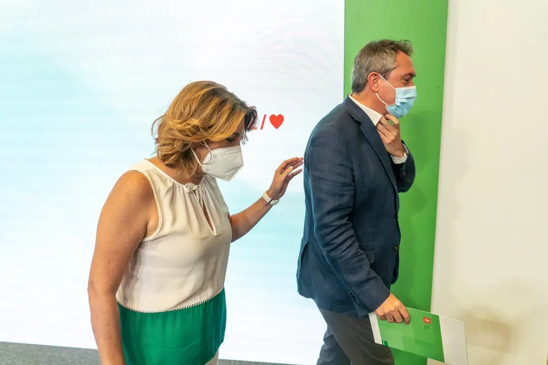 El candidato del PSOE-A a la presidencia de la Junta, Juan Espadas, y la secretaria general, Susana D&iacute;az, al finalizar la rueda de prensa a 28 de junio 2021 en Sevilla (Andaluc&iacute;a)