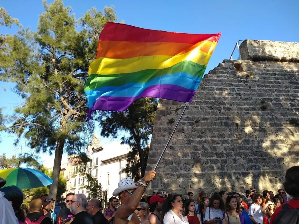 Archivo - Hombre con la bandera LGTBI en la manifestaci&oacute;n del Orgullo en Palma