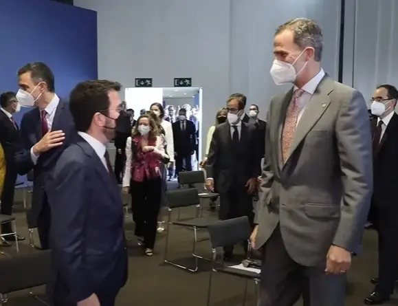 El presidente de la Generalitat, Pere Aragon&egrave;s, y el Rey Felipe VI, y detr&aacute;s el presidente del Gobierno, Pedro S&aacute;nchez, y la ministra Nadia Calvi&ntilde;o