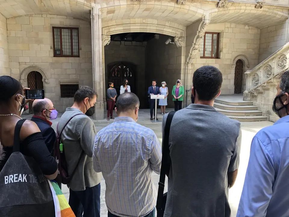 El presidente de la Generalitat, Pere Aragon&eacute;s, se dirige a diversos representantes del colectivo LGTBI+ en la celebraci&oacute;n del D&iacute;a Internacional del Orgullo, este lunes 28 de junio de 2021.