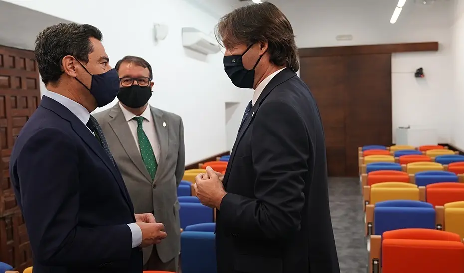 El presidente de la Junta, Juanma Moreno, conversa con el rector de la Universidad Pablo de Olavide, Francisco Oliva, en presencia del alcalde de Carmona, Juan &Aacute;vila.