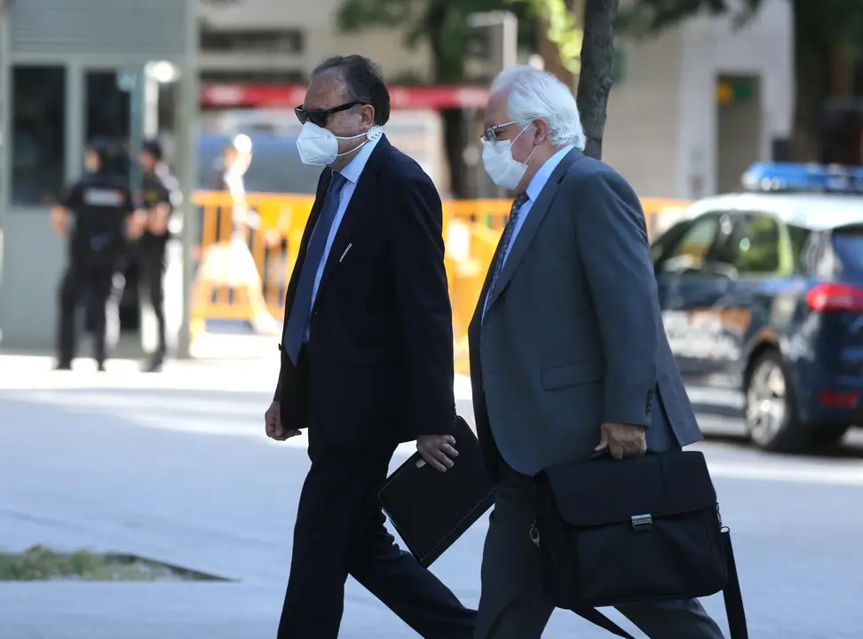 El ex jefe de la UDEF Jos&eacute; Luis Olivera se dirige a la Audiencia Nacional acompa&ntilde;ado de su abogado para declarar como imputado por la 'Operaci&oacute;n Kitchen'