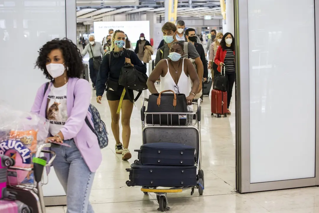 Pasajeros a su llegada a las instalaciones de la Terminal T4  del Aeropuerto Adolfo Su&aacute;rez Madrid-Barajas, en Madrid, (Espa&ntilde;a). 