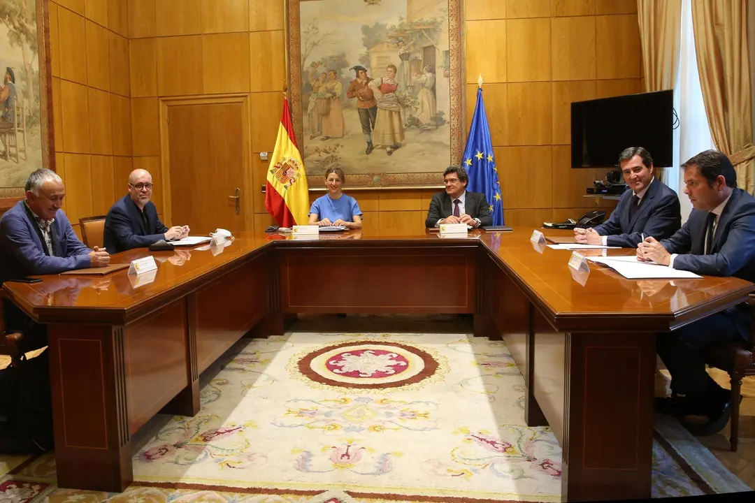 Archivo - Los ministros de Trabajo y Seguridad Social, Yolanda D&iacute;az y Jos&eacute; Luis Escriv&aacute;, con los secretarios generales de CCOO (Unai Sordo)y UGT (Pepe &Aacute;lvarez) y con los presidente de CEOE (Antonio Garamendi) y Cepyme (Gerardo Cuerva), en una imagen de ar