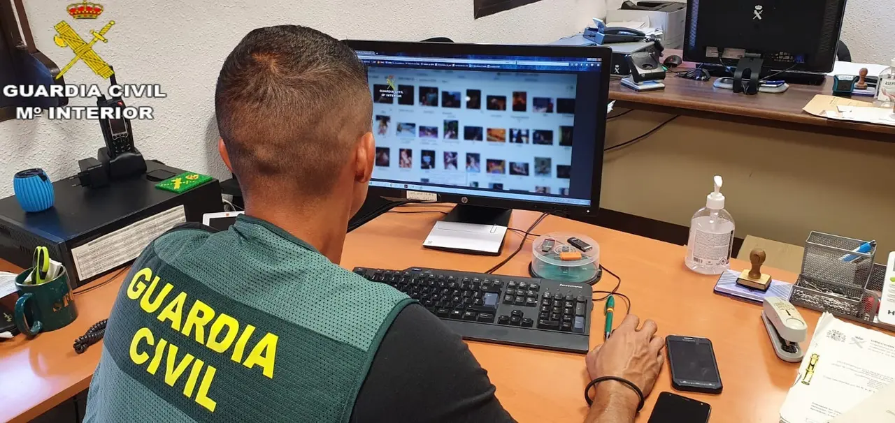 Agente de la Guardia Civil en investigaci&oacute;n