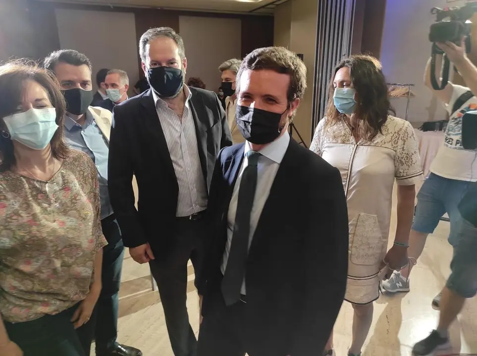 El l&iacute;der del PP, Pablo Casado, a su llegada a C&oacute;rdoba para unas jornadas del PP sobre independencia  judicial previas la Convenci&oacute;n Nacional de oto&ntilde;o. En C&oacute;rdoba, 28 de junio de 2021.