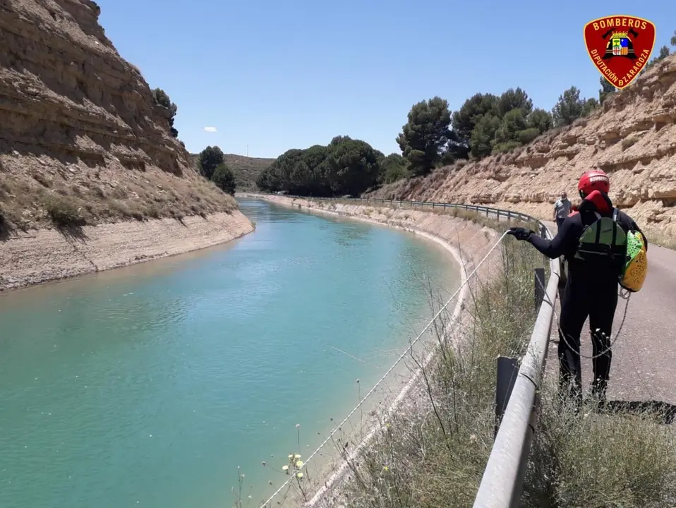 Bomberos de la DPZ rescatan el cuerpo sin vida de un hombre en el canal de Bardenas, en Castiliscar.