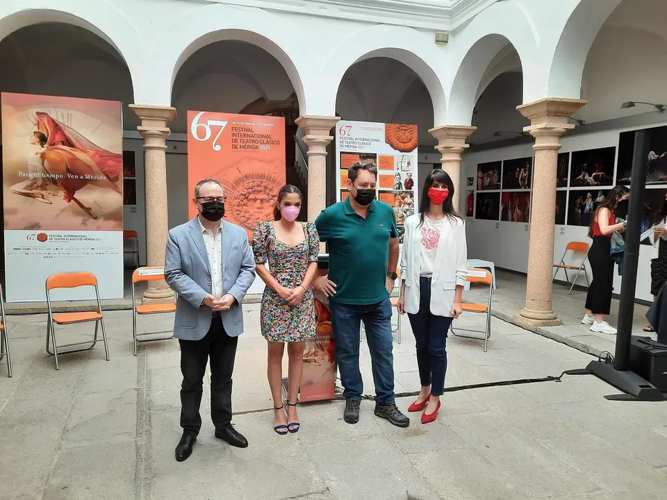 Autoridades en la presentaci&oacute;n de la exposici&oacute;n 'Koylon' del fot&oacute;grafo extreme&ntilde;o Jero Morales en el Festival de M&eacute;rida
