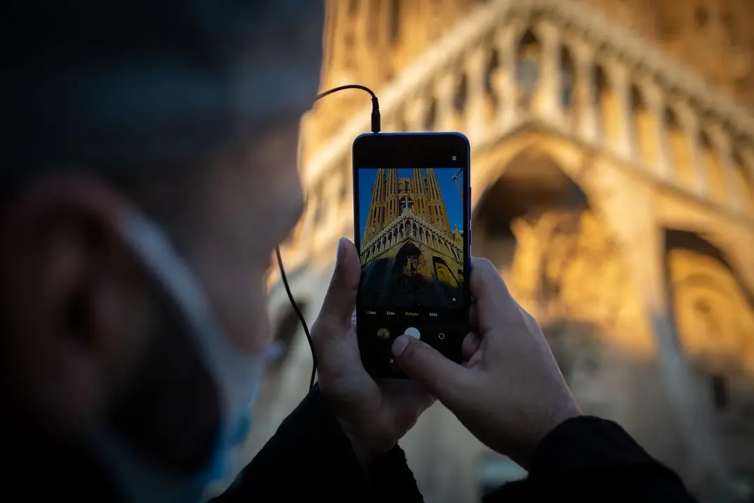 Archivo - Un hombre hace fotos a la Sagrada Familia, en Barcelona, Catalunya (Espa&ntilde;a), a 16 de noviembre de 2020