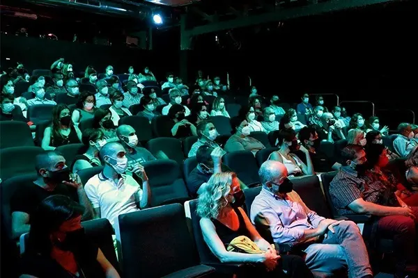 P&uacute;blico en Sala Russafa