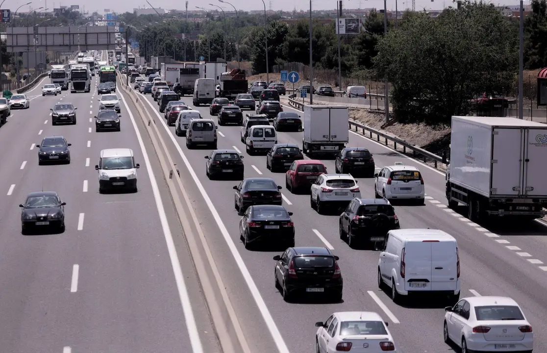 Tr&aacute;fico de coches en la autov&iacute;a del Sur o A-4, antiguamente llamada autov&iacute;a de Andaluc&iacute;a a la altura de la localidad del municipio de Getafe, a 11 de junio de 2021, en Madrid (Espa&ntilde;a). Acerc&aacute;ndonos a la entrada del verano, muchas familias est&aacute;n de vacacio