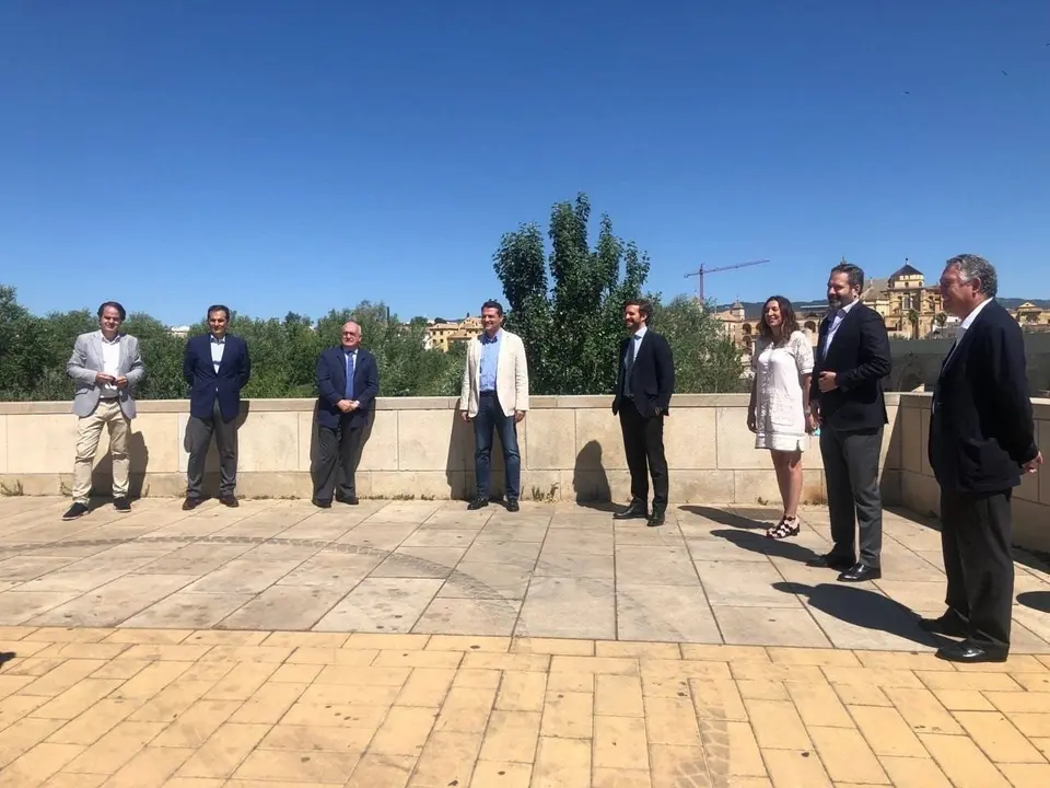 Pablo Casado con parte de los asistentes a la jornada de preparaci&oacute;n en C&oacute;rdoba para la Convenci&oacute;n del PP en oto&ntilde;o con el t&iacute;tulo 'Independencia judicial y regeneraci&oacute;n institucional'.