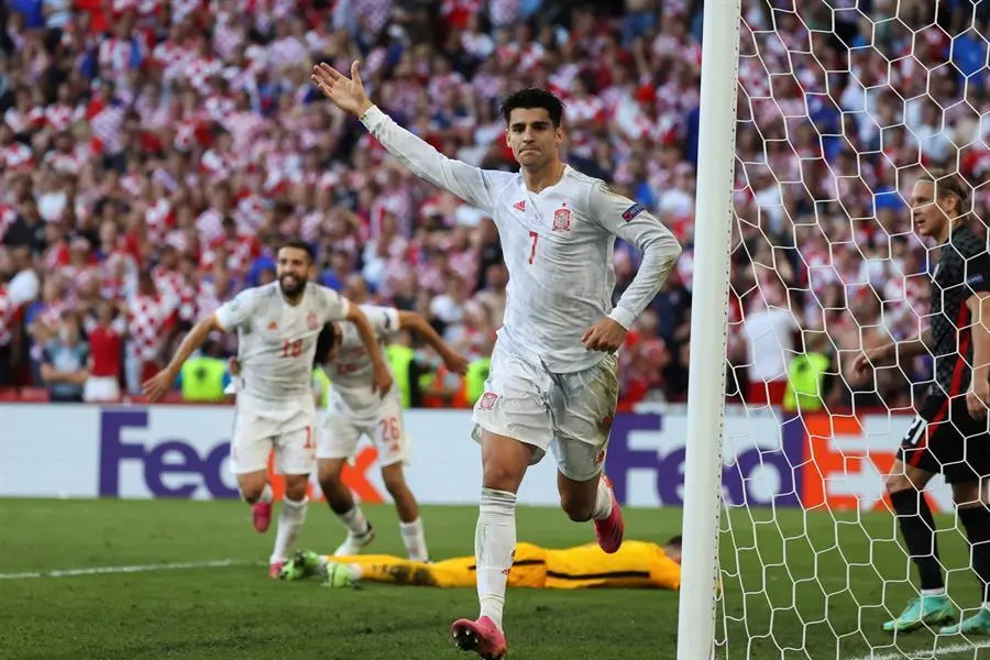 El delantero de Espa&ntilde;a &Aacute;lvaro Morata (c) celebra tras marcar el 3-4 durante el encuentro de octavos de final de la Eurocopa 2020 ante Croacia, este lunes en el estadio Parken de Copenhague (Dinamarca). EFE/ Kiko Huesca
