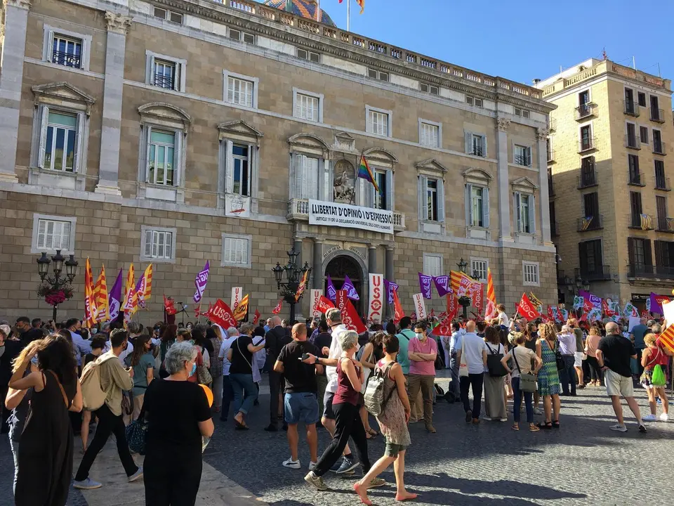 Concentraci&oacute;n de sindicatos y patronales de la escuela concertada en la plaza Sant Jaume de Barcelona