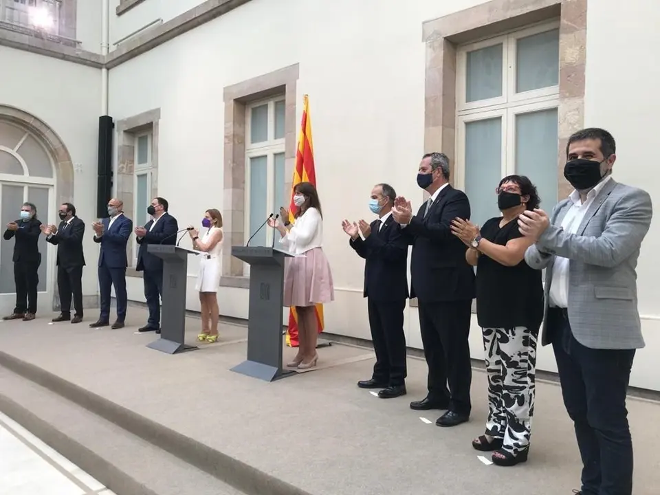 La presidenta del Parlament, Laura Borr&agrave;s, recibe a los indultados del 1-O en la C&aacute;mara catalana a 28 de junio de 2021, en Barcelona.