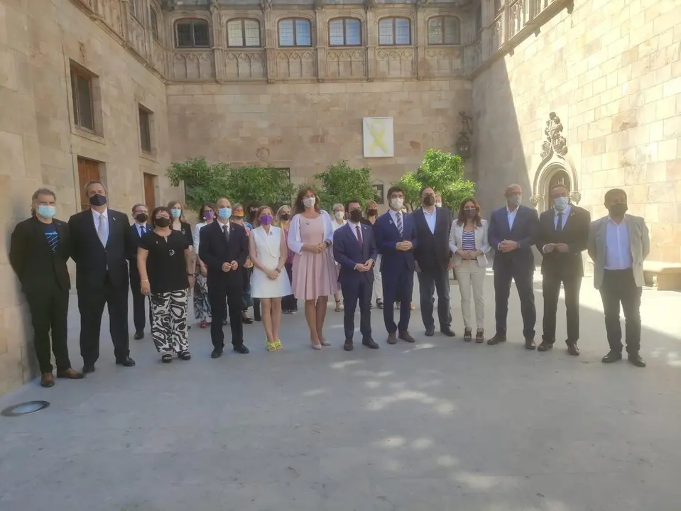 Los indultados del 1-O junto a la presidenta del Parlament, Laura Borr&agrave;s, el presidente de la Generalitat, Pere Aragon&egrave;s, y el resto del Govern tras recibirlos en el Palau de la Generalitat.