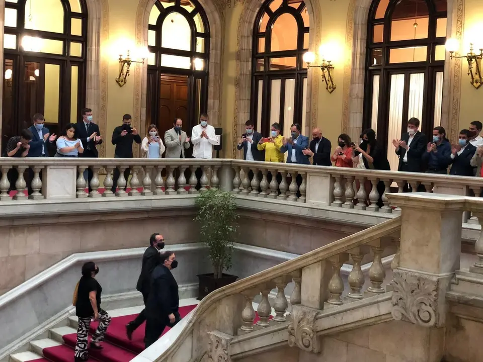 El l&iacute;der de ERC, Oriol Junqueras, y los exconsellers de la Generalitat Josep Rull y Dolors Bassa a su llegada al Parlament tras ser indultados por el 1-O a 28 de junio de 2021, en Barcelona.