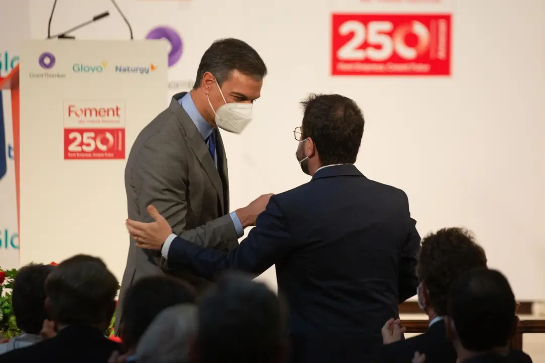 El presidente del Gobierno, Pedro S&aacute;nchez (i) y el president de la Generalitat, Pere Aragon&eacute;s (d), se saludan durante la entrega de la medalla del 250 aniversario de Foment del Treball al editor de &lsquo;La Vanguardia&rsquo;, Javier God&oacute;. ARCHIVO.