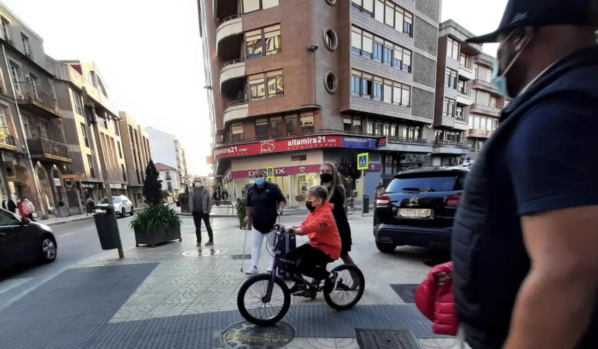 Varias personas con mascarilla  por el centro de Torrelavega. / S.D&iacute;az