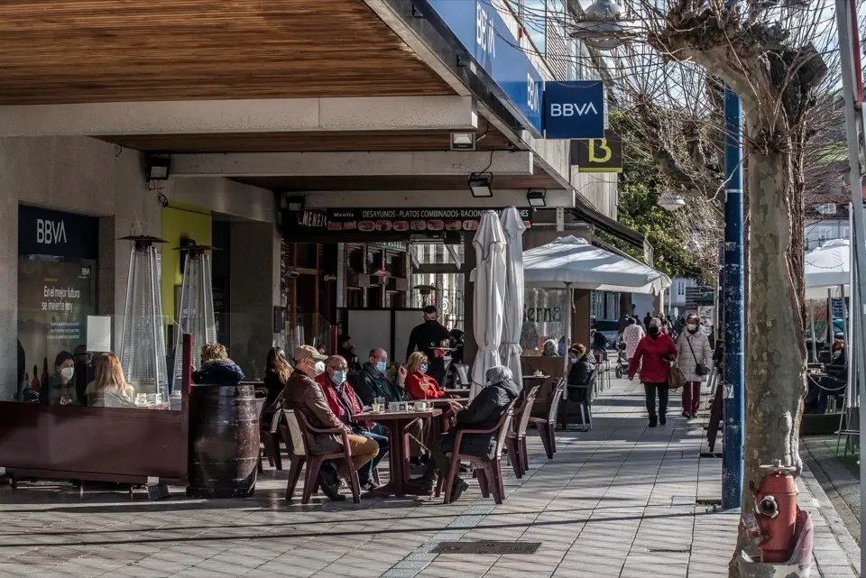 Varias personas en una terraza de la localidad de Laredo, Cantabria. / REGUERA