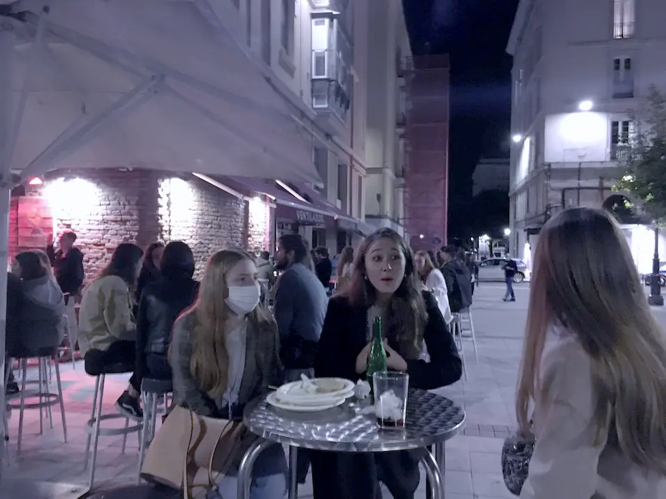 Varios j&oacute;venes en la zona de ocio nocturno de la ciudad de Santander. / S. D.