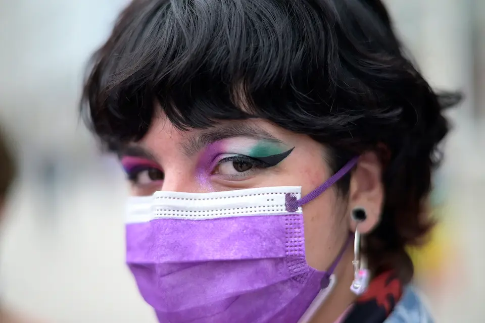 Una chica participa en una manifestaci&oacute;n convocada por el D&iacute;a Internacional del Orgullo LGTBI, a 28 de junio de 2021, en A Coru&ntilde;a, Galicia, (Espa&ntilde;a). La manifestaci&oacute;n, que coincide con otras convocadas en otros puntos de la geograf&iacute;a espa&ntilde;ola, tiene como lema &lsquo;Os dereitos humanos non se negocian, lex&iacute;slanse: Lei trans integral xa!&rsquo; (Los derechos humanos no se negocian, legislanse: Ley Trans integral ya!).
M. Dylan / Europa Press
28/6/2021