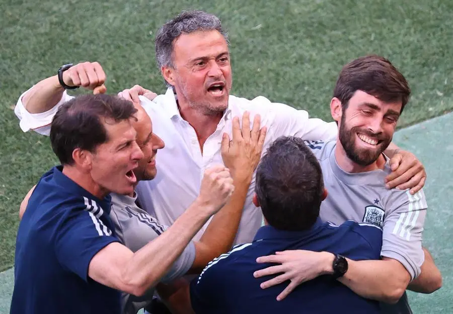 Spain's head coach Luis Enrique (C) celebrates their win after the UEFA EURO 2020 round of 16 soccer match between Croatia and Spain in Copenhagen, Denmark, 28 June 2021. (Croacia, Dinamarca, Espa&ntilde;a, Copenhague) EFE/EPA/Wolfgang Rattay / POOL (RESTRICTIONS: For editorial news reporting purposes only. Images must appear as still images and must not emulate match action video footage. Photographs published in online publications shall have an interval of at least 20 seconds between the posting.)