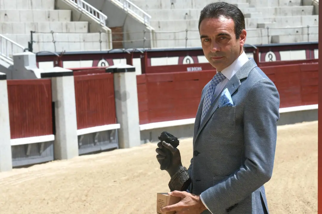Enrique Ponce posa tras recibir la oreja de oro especial por sus 30 a&ntilde;os continuados de profesi&oacute;n, a 15 de junio de 2021, en Madrid (Espa&ntilde;a).