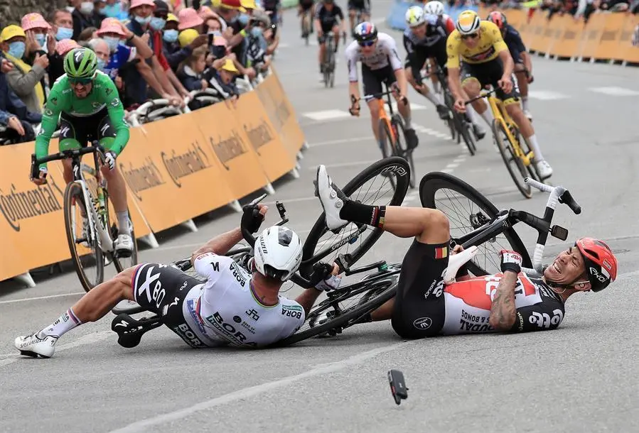 El australiano Caleb Ewan (d), del Lotto Soudal, y el eslovaco Peter Sagan, del Bora-Hansgrohe, colisionan justo antes de la l&iacute;nea de meta durante la tercera etapa del Tour de Francia. EFE/ Christophe Petit-tesson