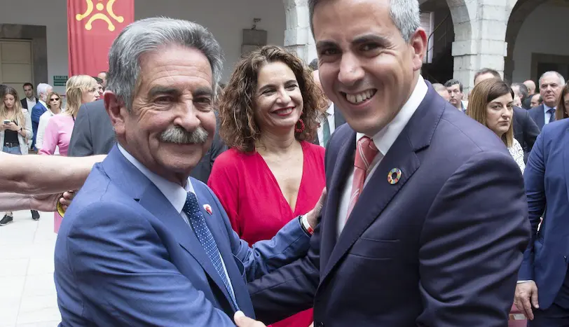 Miguel Angel Revilla saluda a Pablo Zuloaga nada m&aacute;s tomar posesi&oacute;n como presidente de Cantabria, en junio de 2019. / ALERTA
