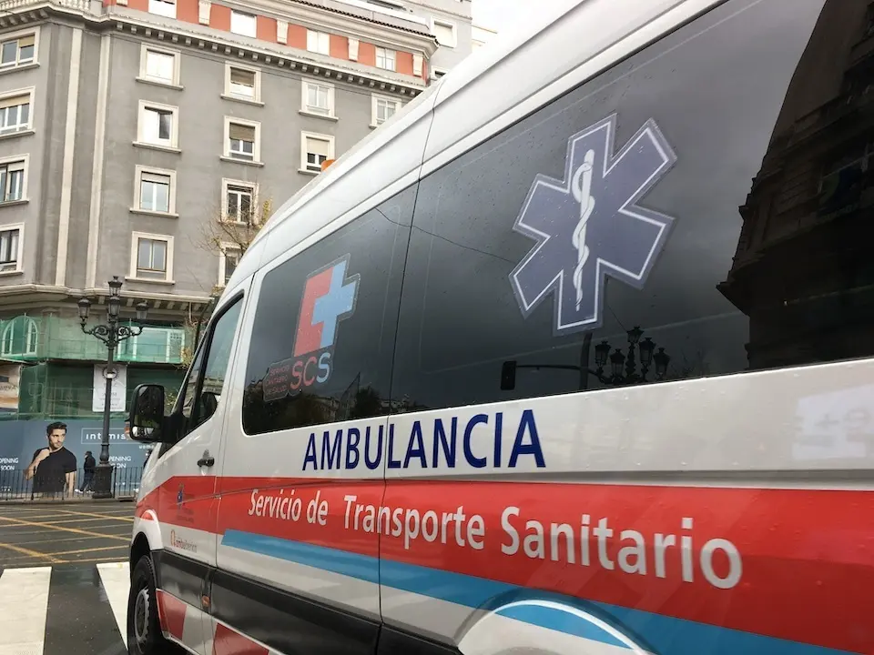 Una ambulancia por el centro de la ciudad de Santander. / S. D&iacute;az