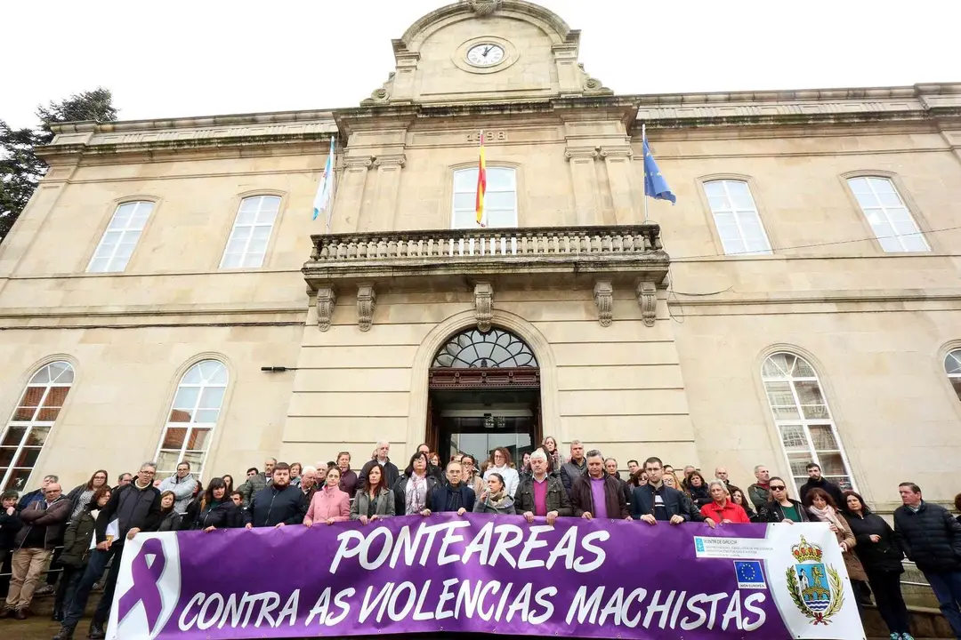Archivo - Concentraci&oacute;n de repulsa por la agresi&oacute;n a una mujer por parte de su exmarido,  un vecino de Ponteareas , para quien el juzgado ha ordenado ingreso en prisi&oacute;n provisional.