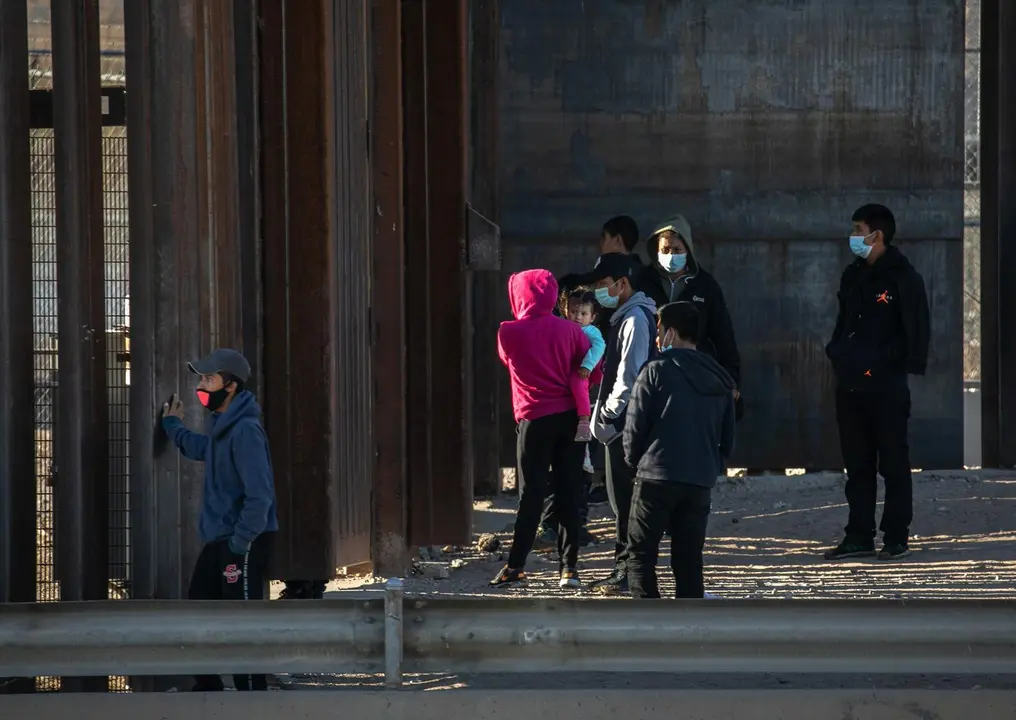 Archivo - Migrantes intentado cruzar la frontera de M&eacute;xico a Estados Unidos