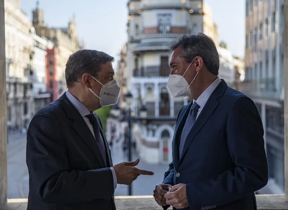 Archivo - El ministro de Agricultura, Pesca y Alimentaci&oacute;n, Luis Planas, durante su reuni&oacute;n con el alcalde de Sevilla, Juan Espadas. En el Ayuntamiento de Sevilla (Andaluc&iacute;a, Espa&ntilde;a), a 07 de abril de 2021.
