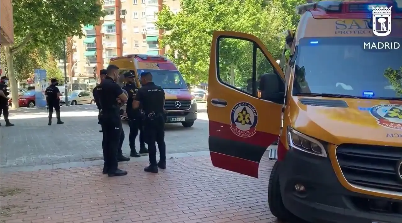 La Polic&iacute;a en el lugar donde se han registrado cuatro apu&ntilde;alados, uno de ellos muy graves, en Puente de Vallecas