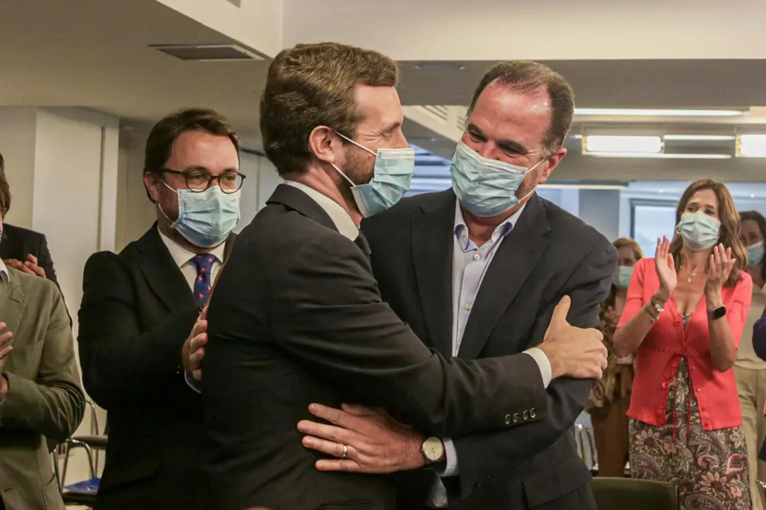 Archivo - El presidente nacional del Partido Popular, Pablo Casado, saluda al candidato popular a lehendakari en las pasadas elecciones vascas, Carlos Iturgaiz , antes de la reuni&oacute;n del Comit&eacute; Ejecutivo del PP. En Madrid (Espa&ntilde;a), a 15 de julio de 2020.